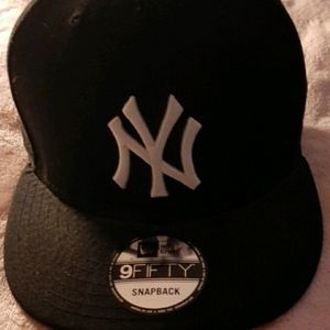 Black Yankees MLB Snapback 
Genuine
Price is firm